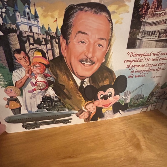 Disneyland collectable book and bobble - Picture 2 of 5